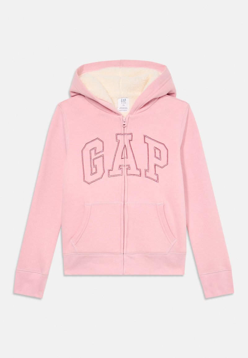 Hanorac cu fermoar roz pentru copii, cu inscripția "GAP" pe partea din față și glugă căptușită cu fleece, având buzunare frontale și manșete ribbate.