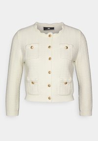 Weißer, strukturierter Strickcardigan mit goldenen Knöpfen an der Vorderseite und an vier Taschen, mit einem runden, gewellten Ausschnitt und langen Ärmeln.