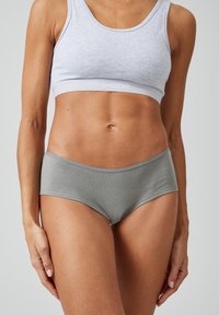 Lichtgrijze katoenen shorts met een zachte textuur en een middelhoge pasvorm, met een eenvoudig ontwerp en een zachte elastische tailleband.