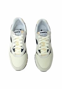Sneaker grigie chiare con accenti blu navy, texture perforata e lacci piatti. Presentano una soletta con motivo in bianco e nero e colletto imbottito.