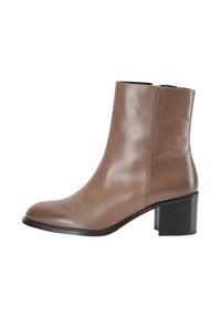 Boot din piele maro, până la glezna, cu vârf rotunjit, design elegant, toc bloc de 5 cm și textură netedă. Detaliu cu închidere prin fermoar pe lateral.