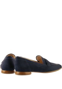 Marineblaue Wildleder Slipper mit flachem Holzabsatz, ausgestattet mit einem schlupfbaren Design und minimaler Nahtverarbeitung am Obermaterial.