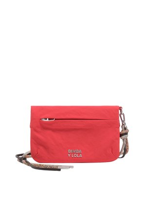 Czerwona torebka na ramię z przednią kieszenią na zamek, wielokolorowym plecionym paskiem i srebrnym logo "BIMBA Y LOLA" z przodu.