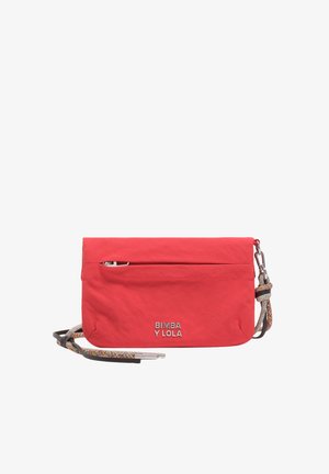 Czerwona torebka na ramię z przednią kieszenią na zamek, wielokolorowym plecionym paskiem i srebrnym logo "BIMBA Y LOLA" z przodu.