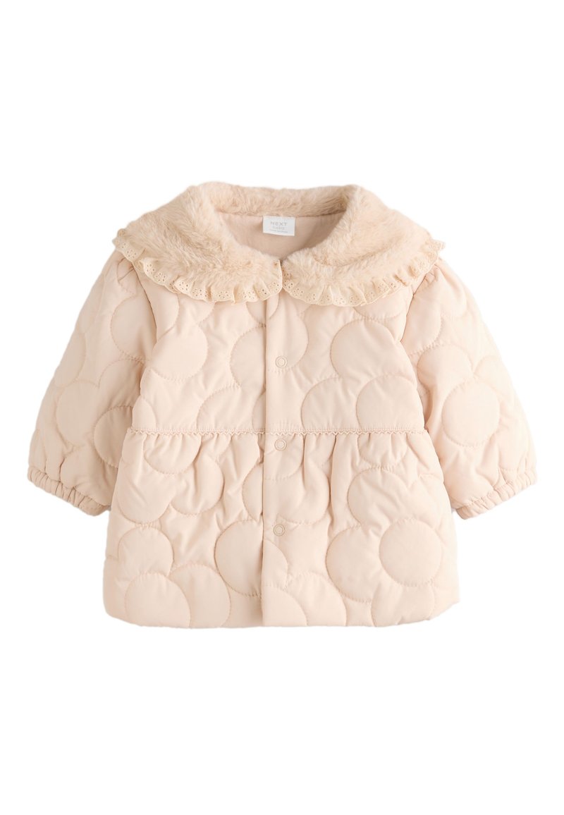 Veste matelassée rose doux, dotée d'un col en peluche à volants. Le corps présente un motif circulaire matelassé et une fermeture à boutons. Manches courtes.