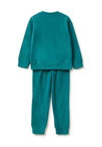 Tyrkysová fleecová tepláková souprava zahrnující pulovr s dlouhými rukávy a odpovídající kalhoty, obojí s žebrovanými manžetami a měkkou texturou.