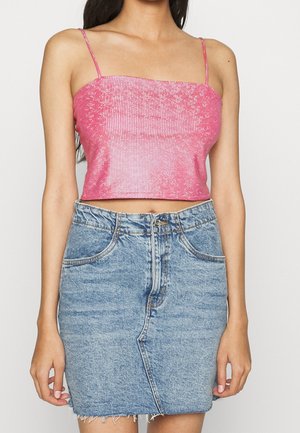 Vaaleanpunainen paljettcrop-top, jossa on ohuet hihnat, yhdistetty kapea farkku-minihame, jossa on risat helmat ja etutaskut.