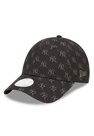 Gorra negra con un patrón de logotipos grises en repetición, visera curva y una etiqueta circular blanca en la parte frontal. Tejido suave con un diseño estructurado.
