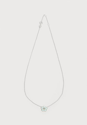 Jemný strieborný retiazkový náhrdelník s malým svetlomodrým kvetinovým príveskom, ktorý má v strede čistý drahokam.