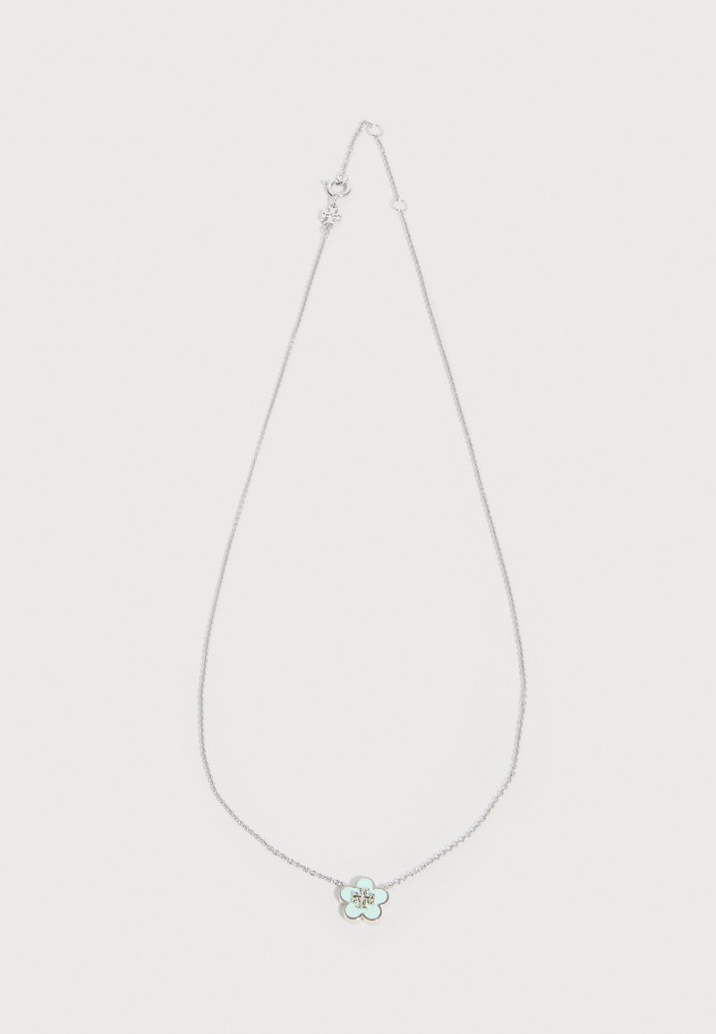 Λεπτό ασημένιο κολιέ με αλυσίδα και μικρό φυλαχτό σε σχήμα φωτεινού γαλάζιου λουλουδιού, με κεντρική διαφανή πέτρα.