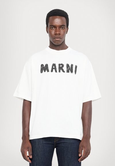 Λευκό oversized t-shirt με έντονη μαύρη γραφή "MARNI", κατασκευασμένο από απαλό βαμβάκι, με χαλαρή εφαρμογή και κοντά μανίκια.