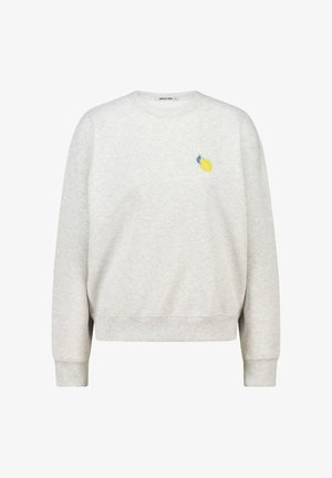 Sudadera gris claro de material suave, con un corte relajado, cuello redondo y pequeño bordado de limón amarillo en el pecho.