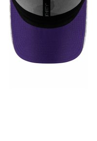 Lila Baseballkappe mit einem schwarzen Schirm und grauem Netz-Rücken. Verfügt über Nähdetails und ein Etikett im Inneren. Angenehme Textur im gesamten Bereich.