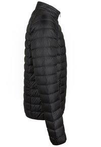 Giacca a vento nera, design trapuntato con sezioni orizzontali, colletto alto, chiusura a zip frontale completa, materiale leggero.