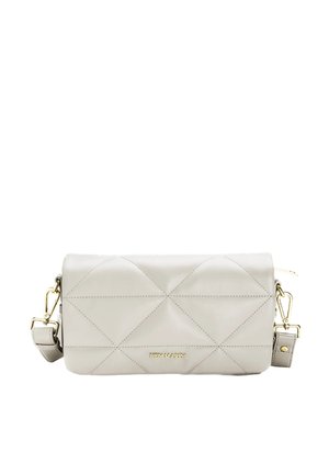 Sac à main en cuir matelassé gris clair avec quincaillerie dorée, bandoulière réglable et forme rectangulaire. Présente une couture en relief en forme de losanges.