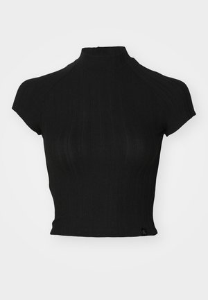 Zwarte cropped top van ribgebreide stof, met een hoge hals, korte kapmouwen en een klein merkembleem onderaan links.