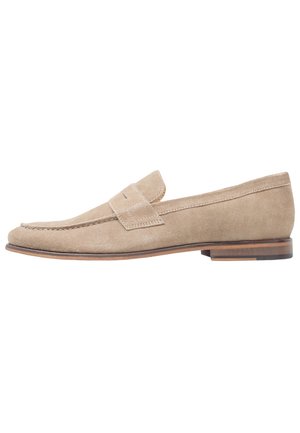 Beige loafers i ruskind med rundet tå, dekorative syninger og en flad træhæl. Minimalistisk design med en subtil slip-on flap.