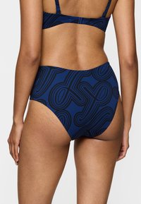 Navyblaue Bikiniunterteile mit einem strukturierten, schwarzen abstrakten Muster. Hochtailliertes Design mit glatten Kanten und minimalem Zubehör.