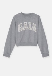 Grijze cropped sweatshirt met geribbelde manchetten en halslijn, met witte gestructureerde letters die "GAIA" op de borst lezen.