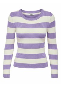 Sweter z długim rękawem o prążkowanej fakturze, z okrągłym dekoltem, w naprzemienne szerokie paski białe i lawendowe. Tkanina wydaje się miękka i elastyczna.