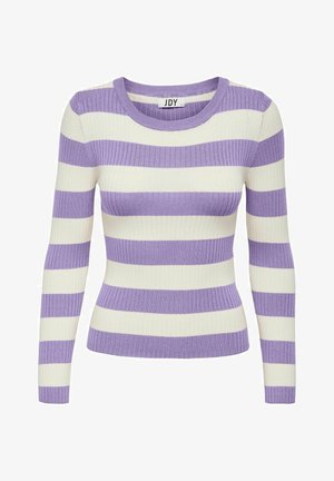 Sweter z długim rękawem o prążkowanej fakturze, z okrągłym dekoltem, w naprzemienne szerokie paski białe i lawendowe. Tkanina wydaje się miękka i elastyczna.