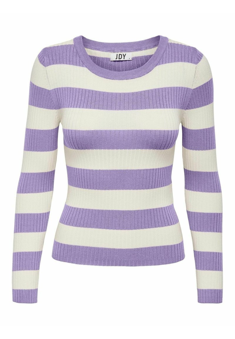 Sweter z długim rękawem o prążkowanej fakturze, z okrągłym dekoltem, w naprzemienne szerokie paski białe i lawendowe. Tkanina wydaje się miękka i elastyczna.