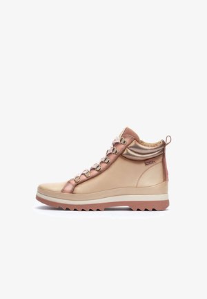 Beige en roségouden hoge laars met een textuur bovenwerk, contrasterende veters en een rubberen zool met een gekarteld profiel.