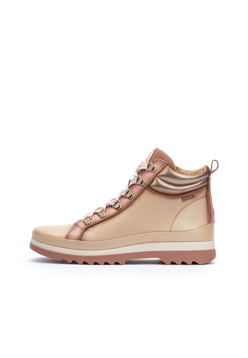 Bota de caña alta en color beige y oro rosa con un upper texturizado, cordones en contraste y suela de goma con un patrón de relieve dentado.