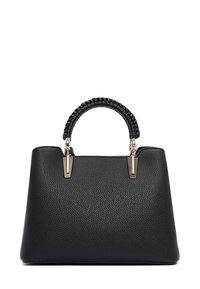 Bolso de mano de cuero negro texturizado con forma rectangular, asa trenzada y detalles en metal dorado. Presenta un diseño estructurado.