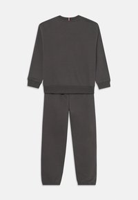 Grå sweatshirt og sweatpants sæt. Blødt stof, rund hals, lange ærmer, ribbede manchetter og bæltelinning. Enkel design uden mønstre.