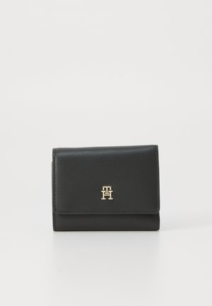 Portafoglio in pelle nera con chiusura a patta, hardware dorato con logo sul davanti, texture liscia e forma rettangolare.