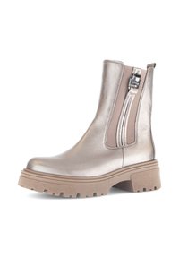 Metalen zilveren enkelboot met een zijrits, tan elastische accenten, chunky beige zool, textuurafwerking en een glad bovenmateriaal.