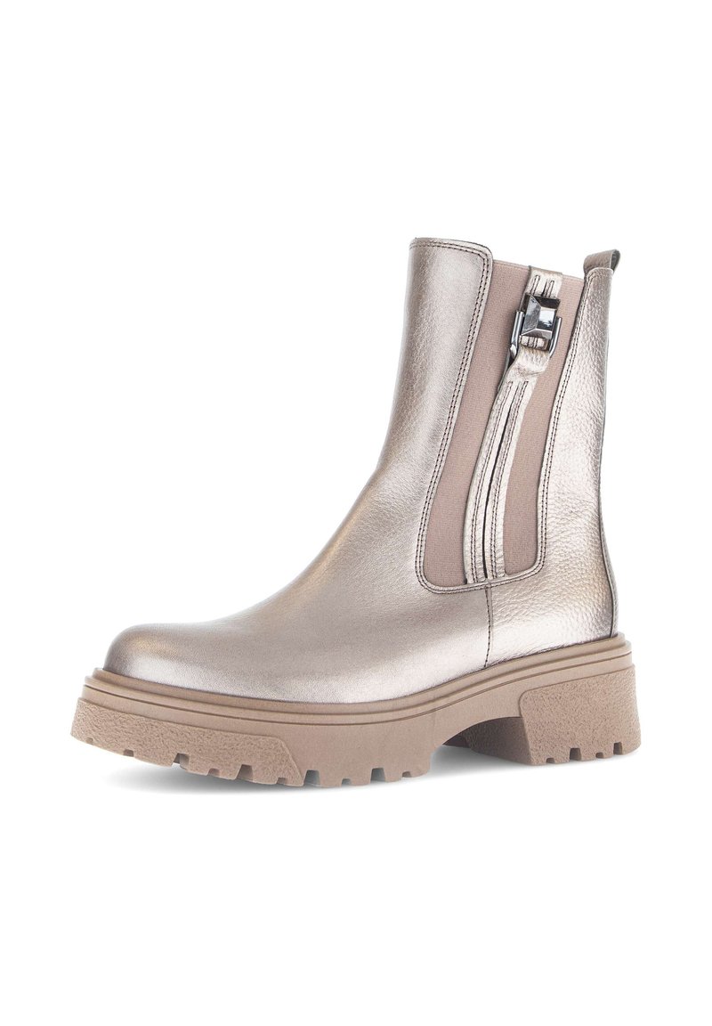 Metalen zilveren enkelboot met een zijrits, tan elastische accenten, chunky beige zool, textuurafwerking en een glad bovenmateriaal.