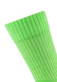 Grüner gestrickter Socke mit vertikalen Rippungen, die eine glatte Textur aufweist und einen Farbverlauf hat, der von einem kräftigen zu einem helleren Grünton übergeht.