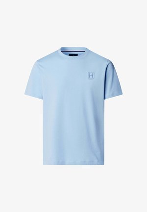 Svetlomodré tričko s krátkym rukávom a okrúhlym výstrihom, s malým vyšívaným logom "H" na ľavej strane hrude.