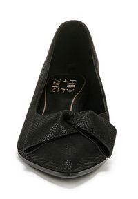 Pompes noires pour femmes avec une tige texturée en synthétique ; dotées d'un accent en nœud, d'un bout carré et d'une semelle lisse et brillante.