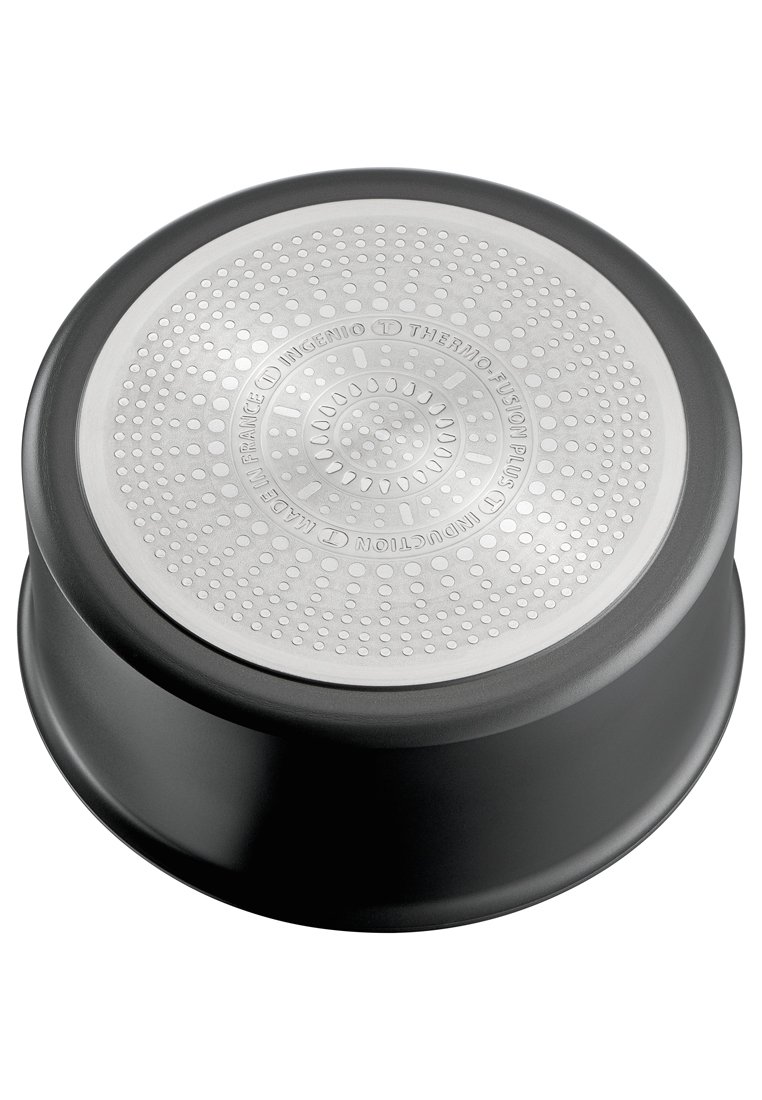 Schwarzer Kochtopf mit einem runden, silbernen, durchlöcherten Deckel. Der Deckel hat eine strukturierte Oberfläche und eine geprägte Markenzeichnung am Rand.