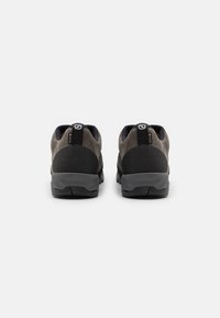 Pantofi din suede gri cu o talpă din cauciuc negru, având o formă rotundă, guler căptușit și accente contrastante la spate.