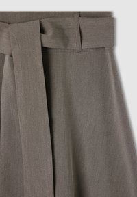 Szara spódnica z tkaniny o teksturowanym wykończeniu i szerokim, wiązanym paskiem w talii. Charakteryzuje się prostymi liniami i gładką sylwetką.