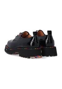 Schwarze Lacklederschuhe mit einer massiven schwarzen Sohle. Sie verfügen über bunte, gemusterte Akzente und ein robustes Design mit Schnürung und Zuglaschen.