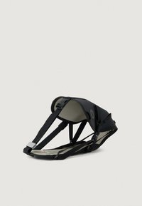 Svarte sandaler med en strukturert design, justerbare stropper, polstret område for foten og en solid, formet såle.