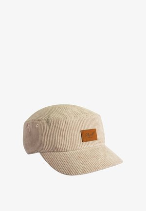 Beige geripptes Stoffcap mit flacher Krone und gebogenem Schirm, mit einem kleinen braunen Lederpatch mit geprägtem Text vorne.