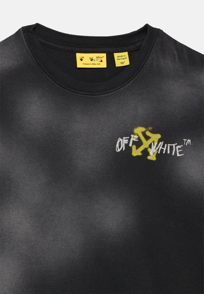 Schwarzes Crewneck-Shirt mit gelbem Off-White-Logo auf der linken Brust und zwei gelben Markenzeichen am inneren Halsansatz, Größe 8Y, hergestellt in Portugal.