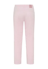 Pantalon rose clair à jambe droite vu de dos, avec passants pour ceinture, deux poches arrière et un petit écusson de marque sur la ceinture.