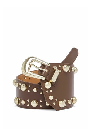 Bruine leren riem met grote gouden ronde studs en een glanzende gouden gesp, gestyled met een brede band en een decoratieve sluiting.