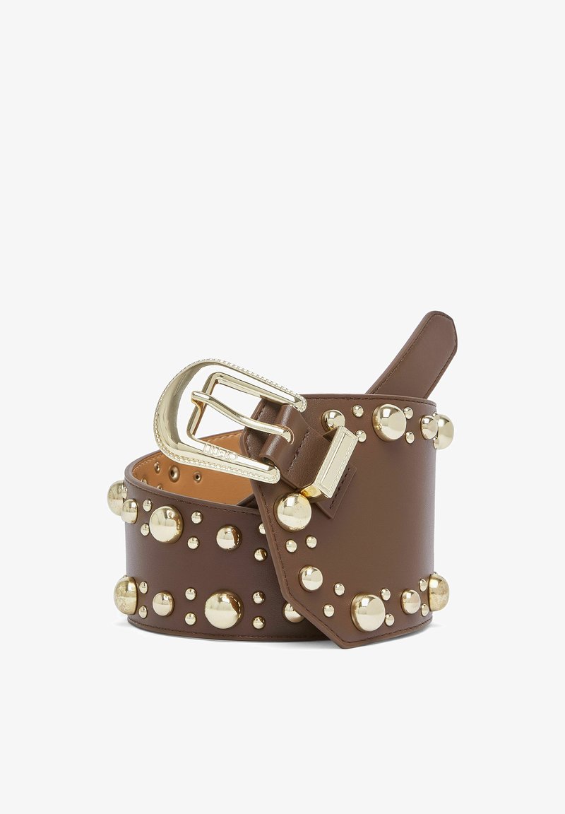 Ceinture en cuir marron avec de grands clous ronds dorés et une boucle dorée brillante, conçue avec une large lanière et une fermeture décorative.