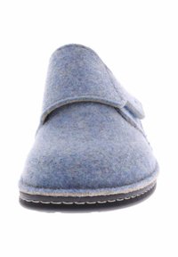 Vilt slipper in lichtblauw met een ronde vorm, voorzien van een band over de bovenkant en een zwarte rubberen zool met decoratieve stitching.