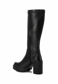 Botas de cuero negro hasta la rodilla con cremallera lateral, tacón grueso alto y suela de goma texturizada. Acabado liso con detalles de costura reforzada.