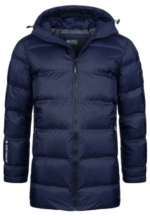 Marineblauer Pufferjacke mit Kapuze, Reißverschlussfront, zwei Seitentaschen und elastischen Bündchen. Sie hat eine gesteppte Textur und eine Markenlabel auf dem Ärmel.