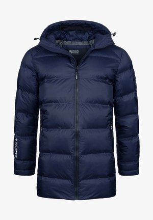 Marineblauwe pufferjack met capuchon, ritssluiting aan de voorkant, twee zijzakken en elastische manchetten. Beschikt over een gewatteerde textuur en merknaam op de mouw.